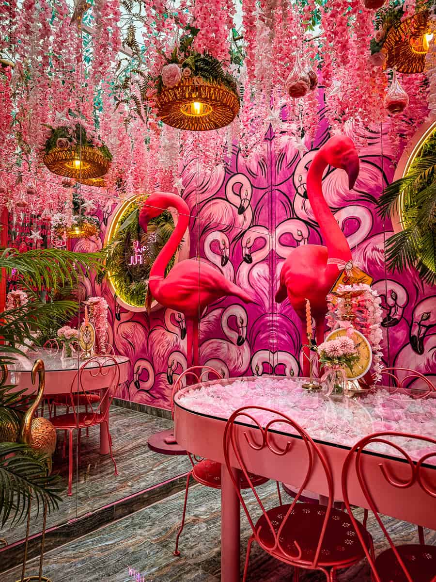 Interior toko bertema flamingo dengan dekorasi warna-warni